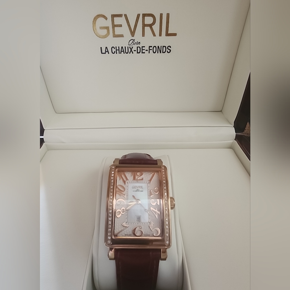 Open to offers! Beautiful Gevril limited edition diamond bezel watch - Picture 4 of 12